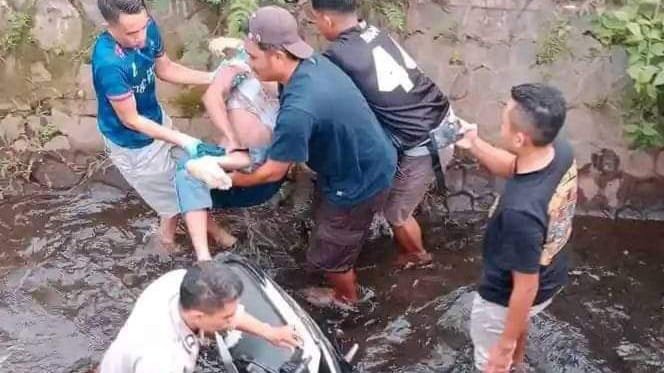 Petugas dan warga saat mengevakuasi jasad Ardiansyah Setiawan, asal Dusun Montong Sari Desa Kadindi Kecamatan Pekat Kabupaten Dompu yang ditemukan di sungai, Selasa pagi (12/12/2023).