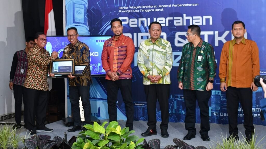 Penghargaan dokumen DAK fisik tercepat diterima Pj. Bupati Lombok Timur H. Muhammad Juaini Taofik pada acara Penyerahan DIPA dan daftar alokasi TKDD Tahun Anggaran 2024 yang berlangsung Selasa (12/12/23) di Pendopo Gubernur.