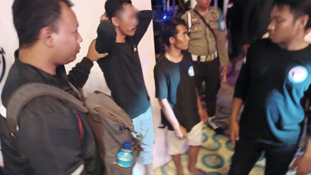 Seorang pria inisial MI alias I, 36 tahun Desa Tegal Maja, Kecamatan Tanjung, Kabupaten Lombok Utara ditangkap polisi karena kedapatan membawa sabu, Kamis malam (14/12/2023).