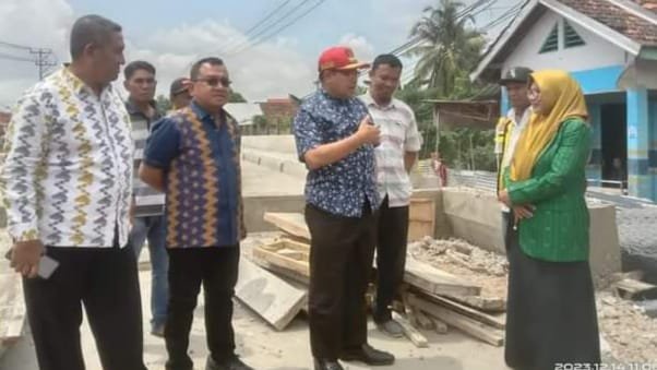 Penjabat Gubernur NTB Drs H Lalu Gita Ariadi, M.Si saat meninjau pembangunan jembatan Sondisia Bolo, Kabupaten Bima, Kamis (14/12/2023).