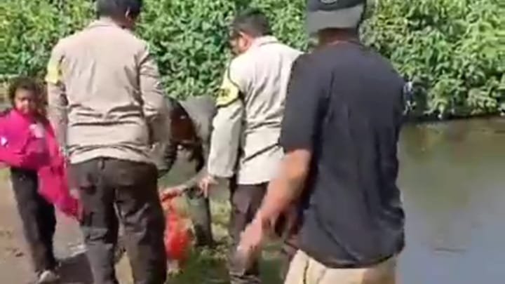Sejumlah warga dan polisi saat mengevakuasi jasad bayi yang ditemukan di pinggir sungai Desa Labuhan Kananga Kecamatan Tambora, Kabupaten Bima, Sabtu (16/12/2023).