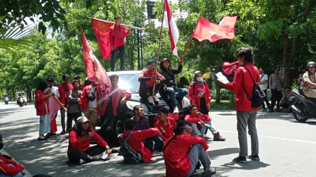 Puluhan massa dari LMND Lombok Timur menggelar demonstrasi di depan kantor Bupati Lombok Timur, Senin (18/12/2023), desak copot jabatan Kepala Dinas Pendidikan dan Kebudayaan (Dikbud) Lombok Timur, Izzuddin.