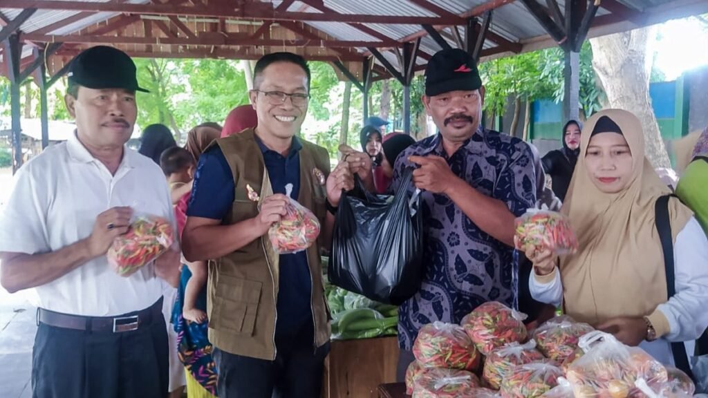 Pj. Bupati Lombok Timur H. M. Juaini Taofik saat pantau pasar cabai murah di pasar Selong, Jumat (15/12/2023).