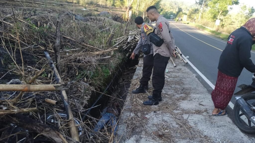 Polisi saat mengamankan lokasi temuan mayat seorang pemuda di Sembalun Lombok Timur, Selasa (19/12/2023).
