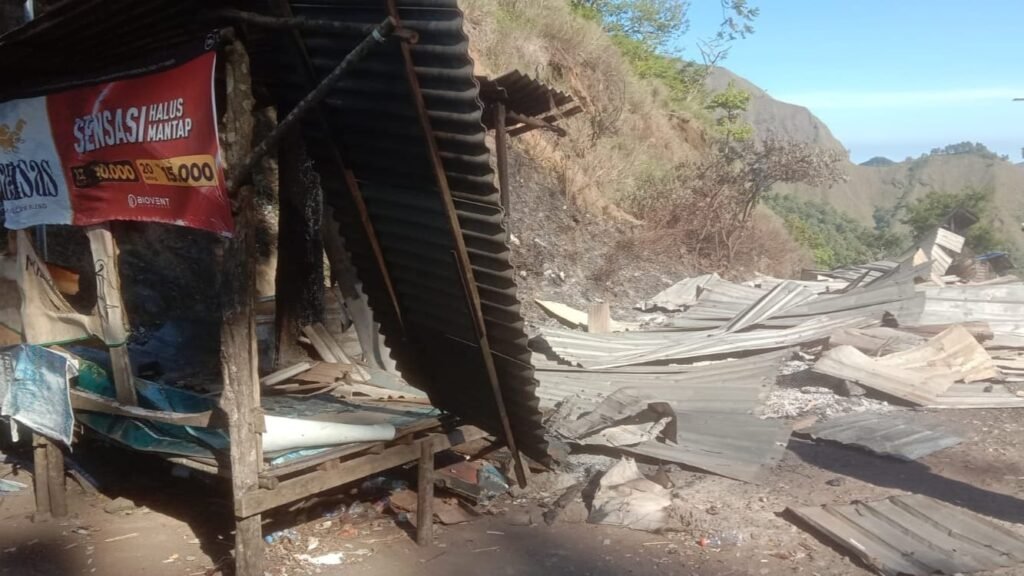 Sebanyak tiga gazebo (berugak) dirusak dan lima lapak di taman wisata Pusuk Sembalun di Desa Sembalun Bumbung, Kecamatan Sembalun Lombok Timur dibakar orang tak dikenal (OTK), Kamis (21/12/2023).