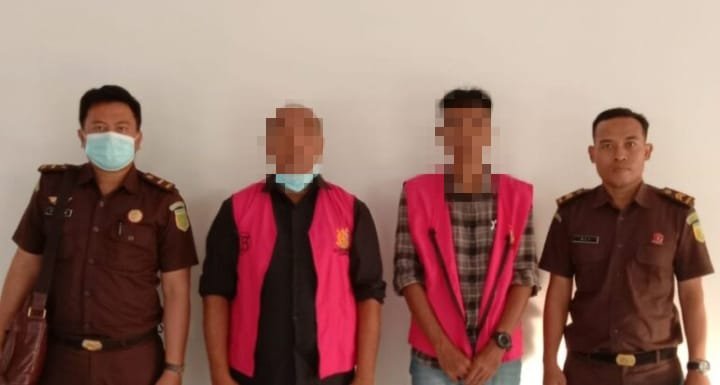 Dua bendahara di Dinas Perhubungan (Dishub) Dompu inisial MM dan UH, tersangka korupsi ditahan di Lembaga Pemasyarakatan (Lapas) Kelas IIA Lombok Barat, Kamis (21/12/2023).