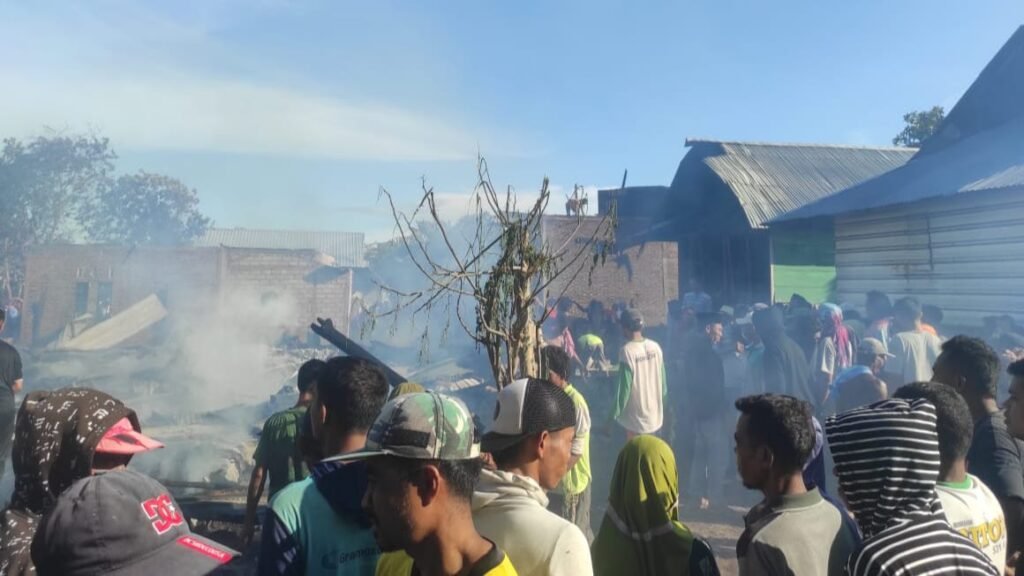 Situasi pasca kebakaran belasan rumah di Desa Lanta Kecamatan Lambu Bima, Jumat (22/12)