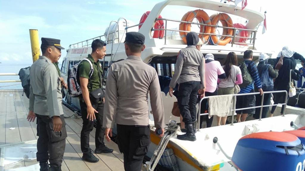Petugas saat lakukan pengawasan rutin aktivitas wisatawan menuju wisata Tiga Gili, Lombok Utara jelang tahun baru 2024, Rabu (27/12/2023)