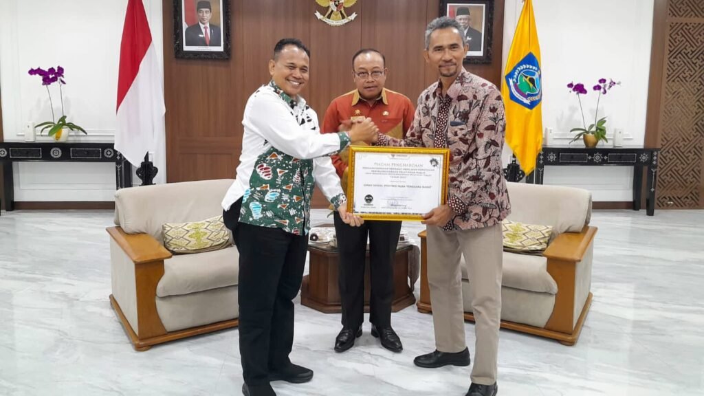 Didampingi Pj Gubernur NTB, Kepala Dinas Sosial NTB, Dr. Ahsanul Khalik menerima piagam penghargaan atas predikat kepatuhan penyelenggaraan pelayanan publik 2023, bertempat di ruang utama Kantor Gubernur, Mataram, Rabu (27/12/2023).