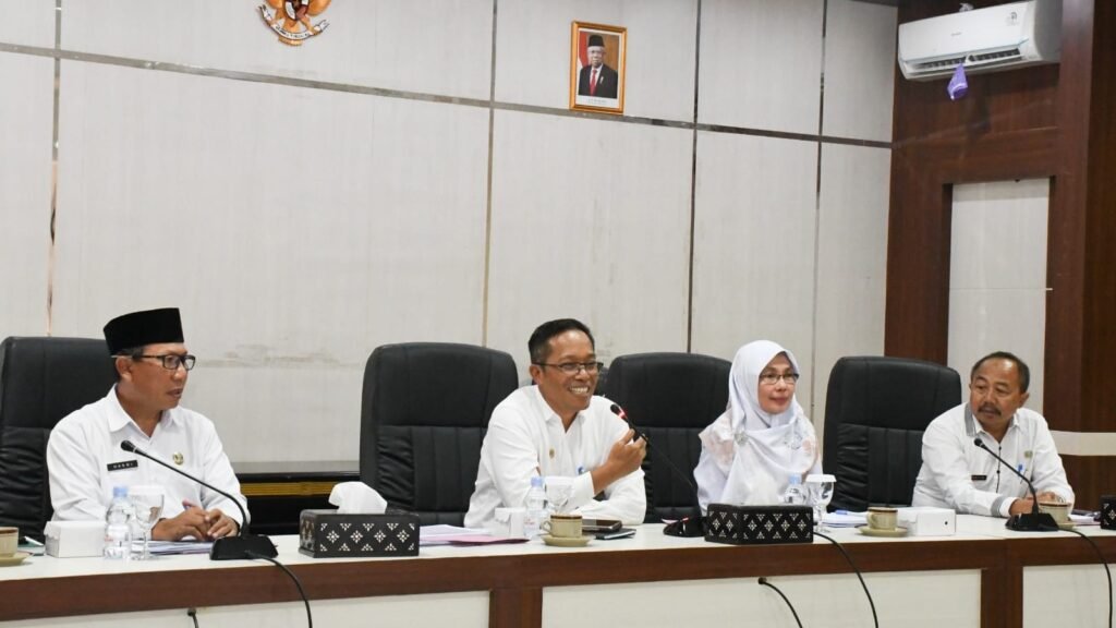 Pj. Bupati Lombok Timur H. Muhammad Juaini Taofik menggelar rapat koordinasi evaluasi kinerja akhir tahun 2023 bersama seluruh organisasi perangkat Daerah (OPD), Rabu (27/12/2023).