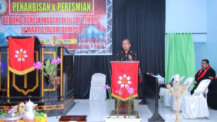 Wakil Bupati Dompu H. Syahrul Parsan, ST. MT saat menghadiri Penahbisan dan Peresmian gedung Gereja Masehi Injili Di Timor Jemaat Syalom Dompu, Kamis (25/1/2024).