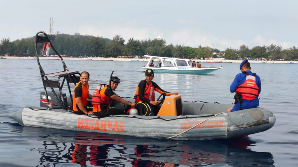 Tim SAR Gabungan saat lakukan pencarian kapten boat yang tenggelam di Perairan Tiga Gili Lombok Utara, Senin pagi (1/1/2024).