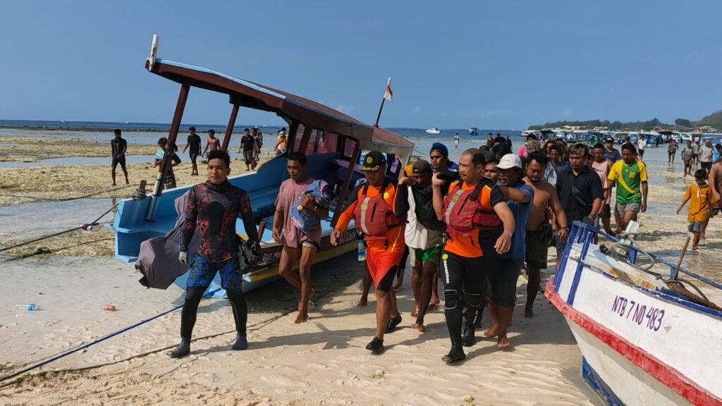 Tim SAR gabungan saat mengevakuasi jasad kapten boat korban kecelakaan speed boat di perairan Tiga Gili Lombok Utara, Senin (1/1/2024).