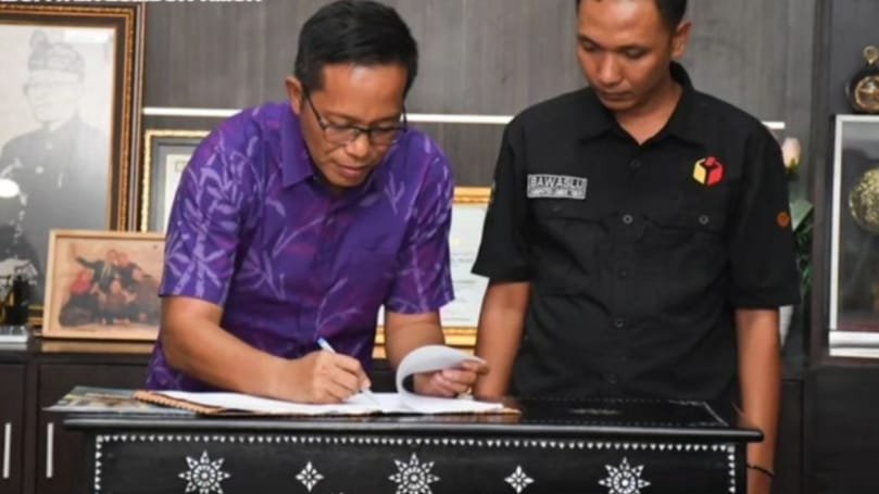 PJ Bupati Lombok Timur, H.M Juaini Taofik beserta Koordinator SDM Bawaslu Lotim, Johari Marjan saat pemberian fasilitas sarana prasarana penunjang Pemilu dan Pilkada 2024 secara simbolis, Selasa (2/1/2024).