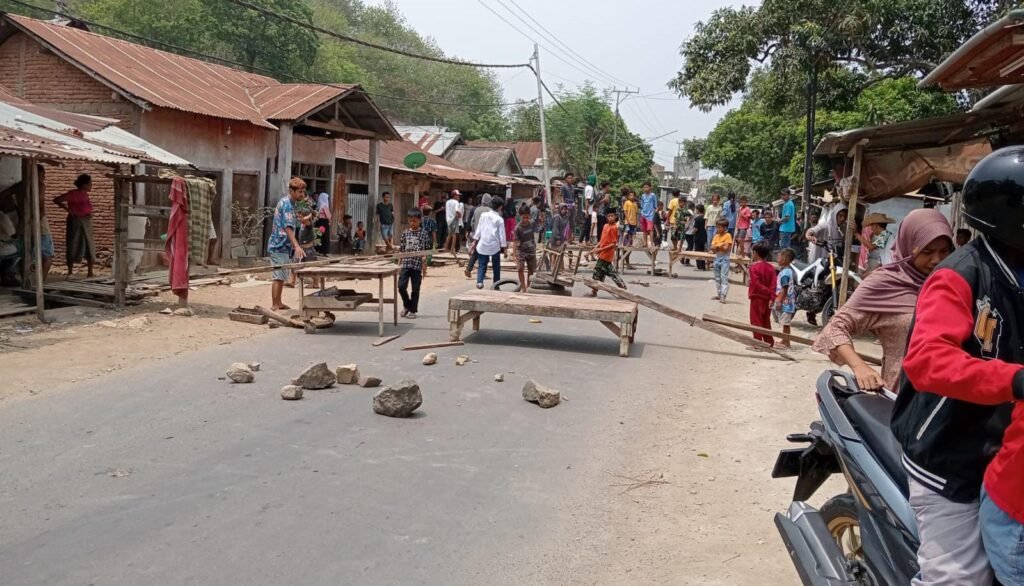 Sejumlah warga di salah satu desa di Kecamatan Woha Kabupaten Bima memblokade jalan, Kamis (4/1/2024), tuntut pelaku pencabulan ditangkap.