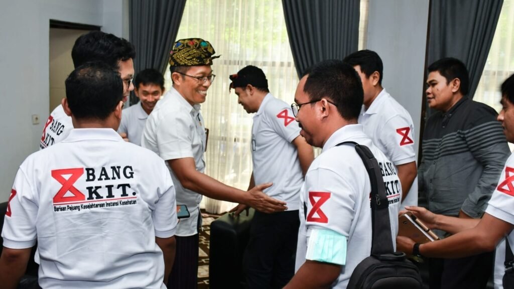PJ Bupati Lombok Timur, H.M Juaini Taofik saat menerima kunjungan sejumlah tenaga kesehata honorer, Kamis (4/1/2024).