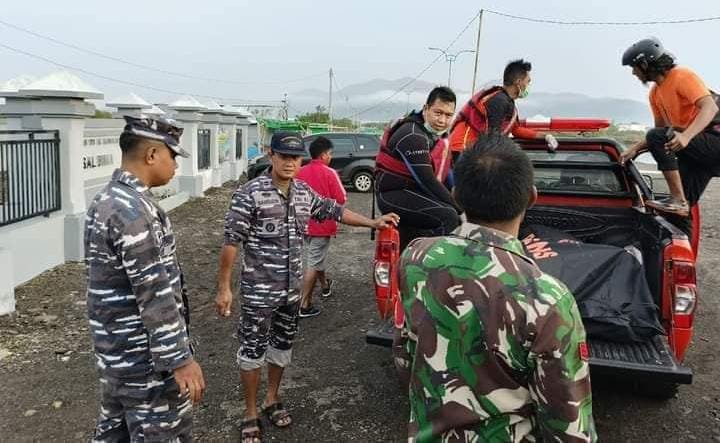 Tim SAR Gabungan saat evakuasi jasad pria tanpa identitas yang ditemukan nelayan di Teluk Bima, Sabtu pagi (6/1/2024).