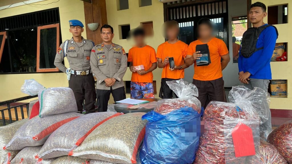 Tiga dari lima terduga pelaku pencurian cabai dan kopi di salah satu gudang penyimpanan barang di Pasar Mandalika Bertais Kota Mataram ditangkap polisi.