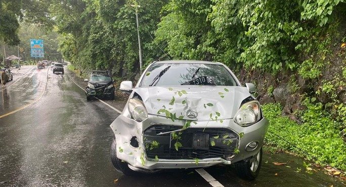 Dua mobil tertimpa pohon tumbang di Jalan Raya Senggigi, Desa Batulayar Barat, Kabupaten Lombok Barat, NTB, Jumat sore (5/1/2024). Foto: Ist