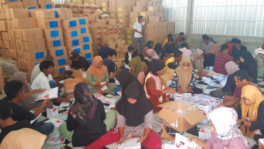 KPU Kabupaten Bima melibatkan 272 warga untuk sortir dan pelipatan surat suara Pemilu 2024.