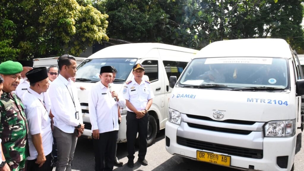 Pj Sekda Lombok Timur Hasni melepas pemberangkatan pertama angkutan KSPN Selong-Sembalun, Rabu (10/1/2024).