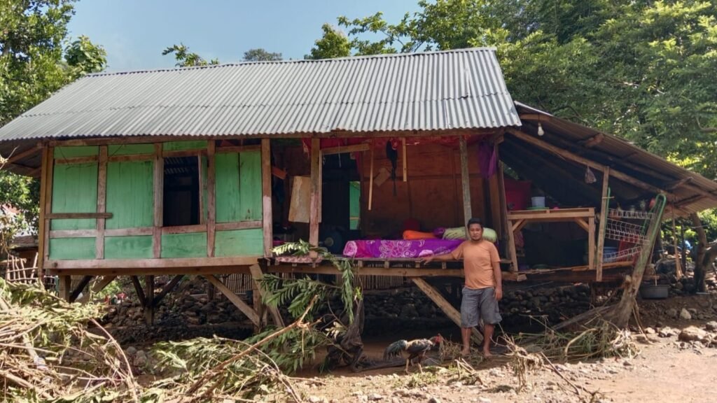 Satu rumah warga di Desa Panda, Kecamatan Palibelo Kabupaten Bima rusak parah akibat dihantam derasnya banjir, Selasa sore (9/1/2024).