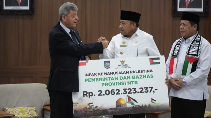 Pj Gubernur NTB, Drs. H. Lalu Gita Ariadi, M.Si menyerahkan langsung donasi kepada Dubes Palestina untuk Indonesia, H.E . Dr. Zuhair Alshun, sebesar Rp. 2.062.323.327, Rabu (10/1/2024).