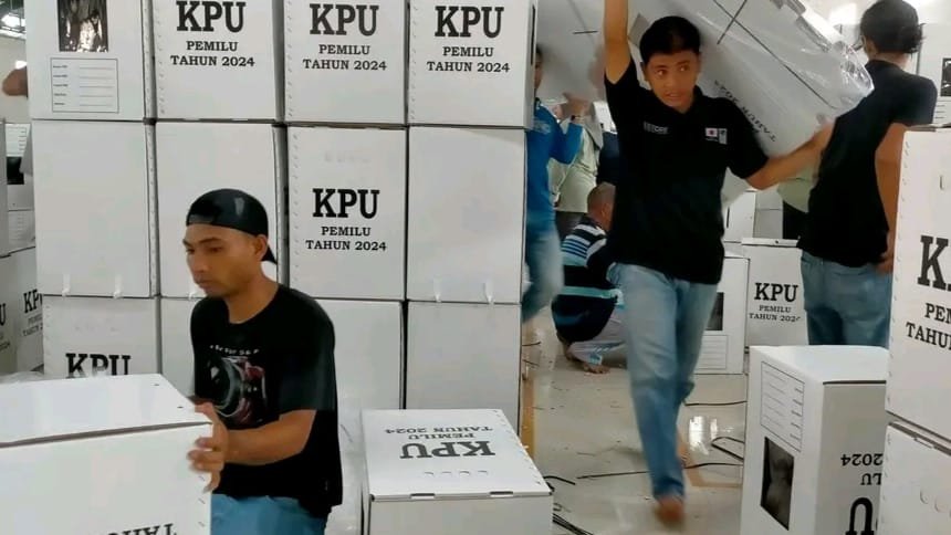 Sejumlah kotak suara Pemilu 2024 yang telat dirakit di KPU Lombok Timur.