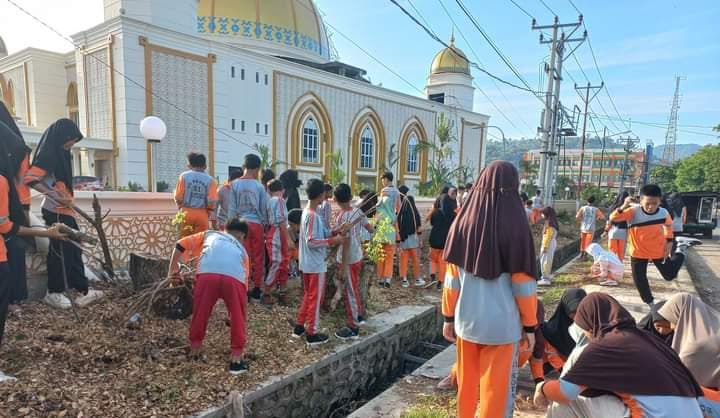 Siswa SDN 21 Tolomundu Kota Bima gelar kegiatan bersih-bersih sampah di halaman Masjid Agung Al Muwahiddin, Sabtu (13/1/2024).
