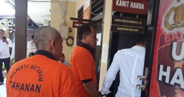 Dua tersangka penipuan kasus proyek fiktif pengadaan BBM diamankan di Polresta Mataram, Senin (15/1/2024).