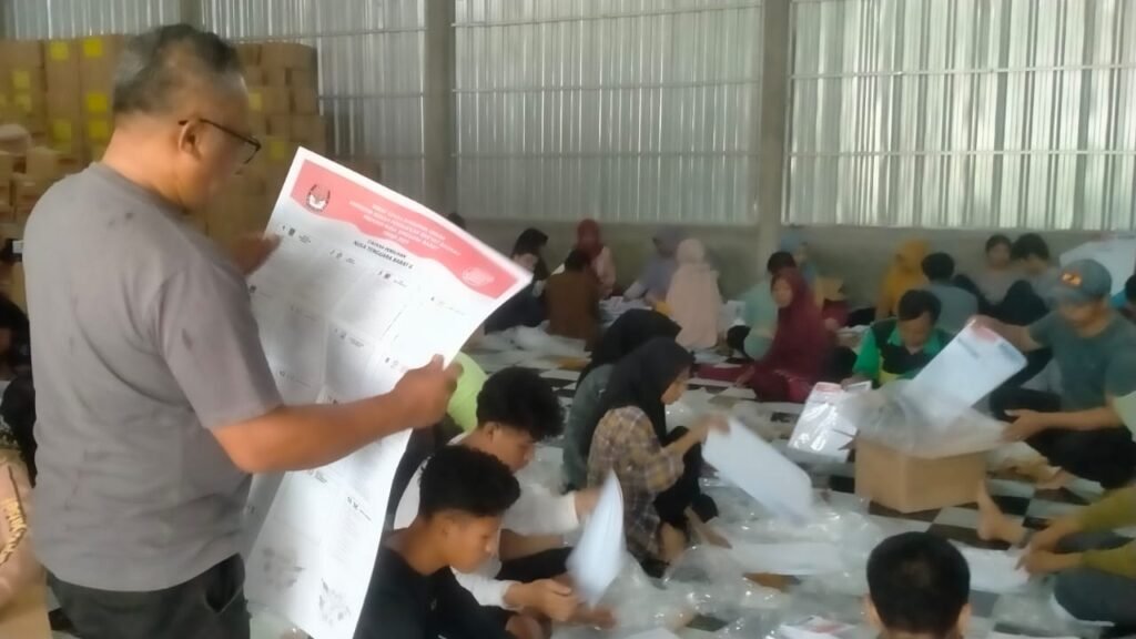 Ketua Bawaslu Kabupaten Bima, Junaidin tinjau proses sortir surat suara di kantor KPU Kabupaten Bima.