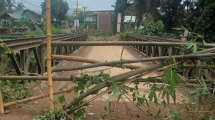 Tuntut ganti rugi lahan, sejumlah warga tutup jembatan di Maadapangga Kabupaten Bima, Rabu (17/1/2024).