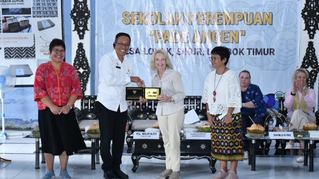 Anggota parlemen Australia memberikan penghargaan atas sambutan hangat Pemda Lombok Timur yang diterima oleh PJ Bupati Lombok Timur, H.M Juaini Taofik.