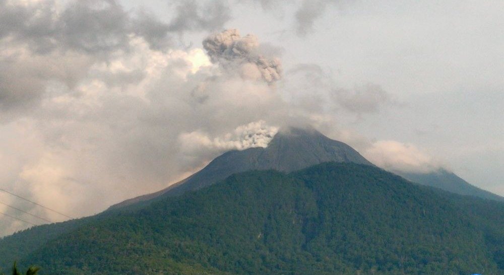 Gunung Lewotobi Laki-Laki di Flores Timur Nusa Tenggara Timur kembali mengalami erupsi Kamis (18/1/2024). Foto: Magma ESDM