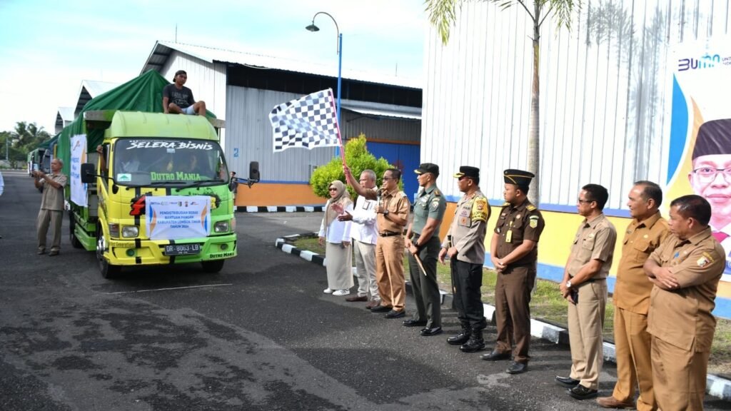 PJ Bupati Lombok Timur, H.M Juaini Taofik dan OPD lain melepas penyaluran bantuan pangan ke 2 kecamatan di gudang Bulog, Sakra, Senin (22/1/2024).