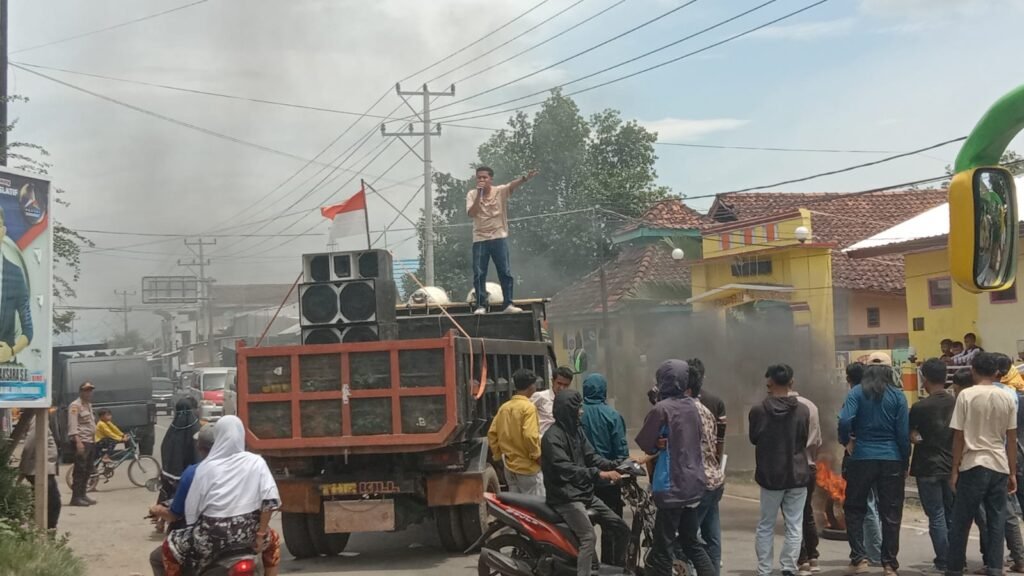 Aksi unjuk rasa dan blokade jalan dilakukan puluhan massa yang tergabung dalam Aliansi Mahasiswa dan Rakyat Madapangga Menggugat di pertigaan Cabang Bolo, Kecamatan Madapangga, Kabupaten Bima, Senin (22/1/2024).