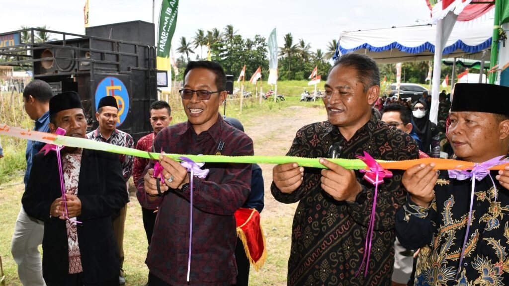 PJ Bupati Lombok Timur, H.M Juaini Taofik didampingi Kadis Kesehatan Lombok Timur, Fathurahman meresmikan Pustu Desa Bandok, Rabu (24/1/2024).