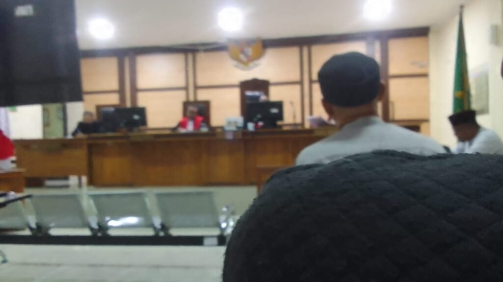 Kades Kembang Kuning, Kecamatan Sikur Kabupaten Lombok Timur, Lalu Sujian, SH menjalani sidang lanjutan kasus tindak pidana pemilu (Tipilu) pada Jumat (26/1/2024) di Pengadilan Negeri Selong.