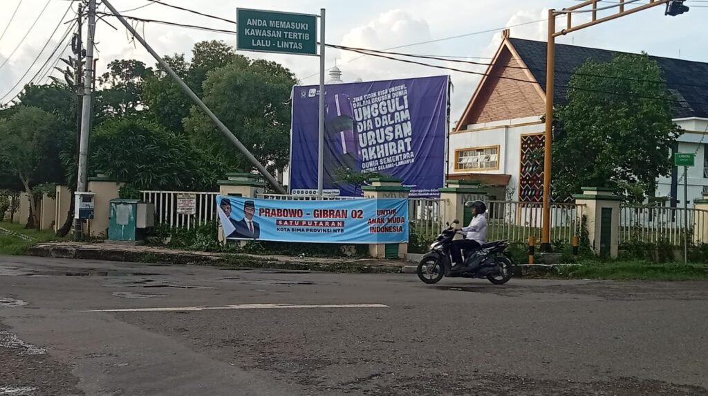 Spanduk Prabowo dan Gibran bertulis satu putaran ditemukan dipasang di pagar Kantor Wali Kota Bima, Rabu (31/1/2024).