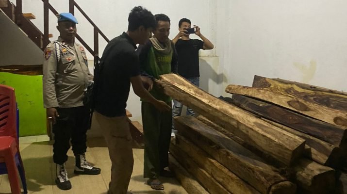 Polisi mengamankan 10 kubik kayu diduga hasil pembalakan liar hutan di Kabupaten Dompu, Selasa malam (23/1/2024).