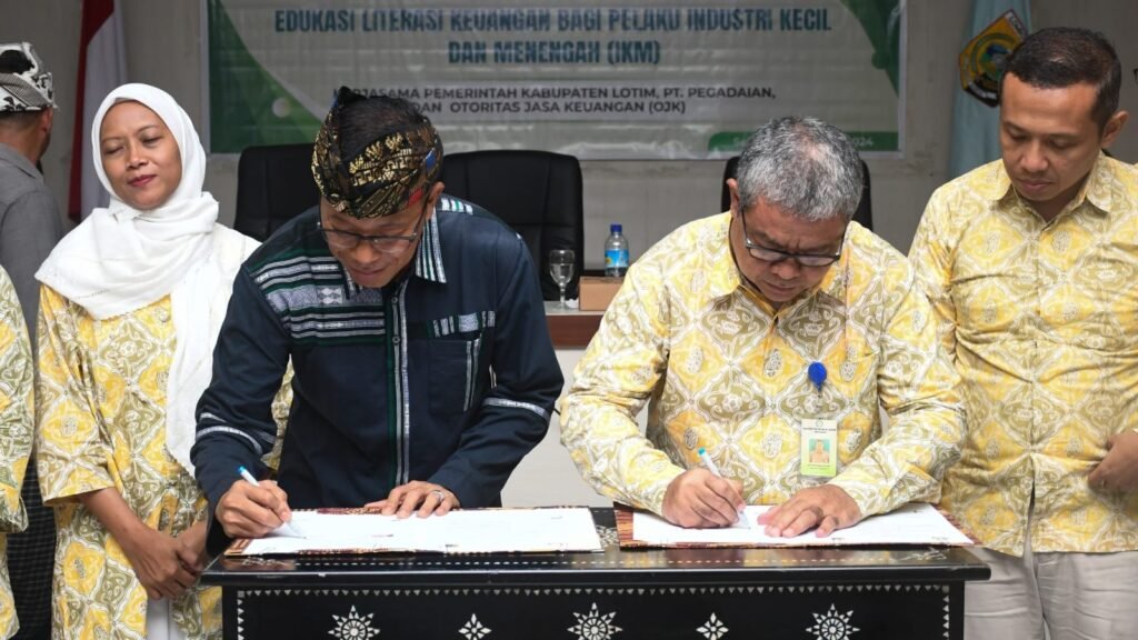 Pj Bupati Lombok Timur Juaini Taofik saat tandatangan MoU dengan 4 lembaga.
