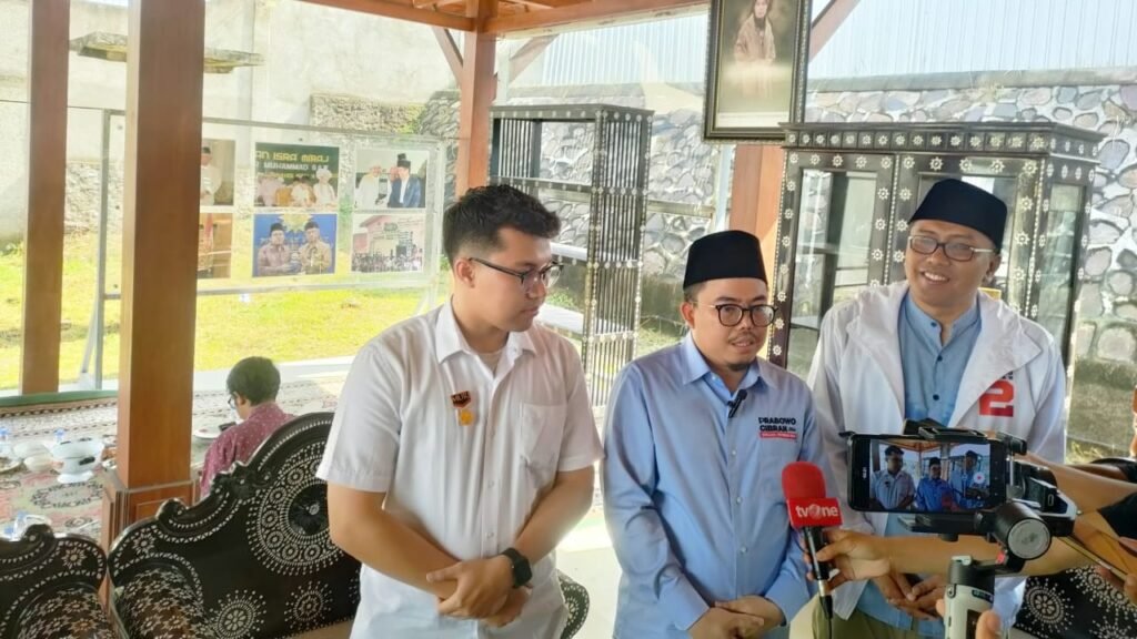 Ketum PBNW, Maulana Syaikh Lalu Gede Muhammad Zainuddin Atsani (tengah), Wakil Ketum RPGM, Taufan Rahmadi (Kanan) dan Customer Relation Manager Muri Indonesia, Bryan Razu Ramadhan (kiri).