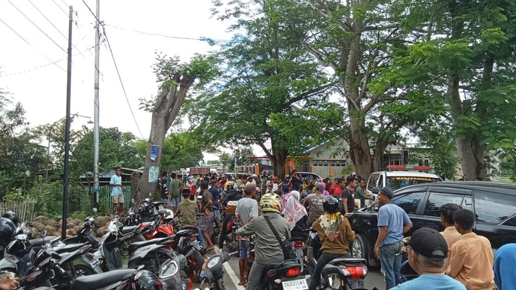 Puluhan pendukung salah satu Calon Legislatif (Caleg) dari salah satu partai memblokir jalan negara di Desa Tambe Kecamatan Bolo, Kabupaten Bima, Sabtu (16/2/2024).
