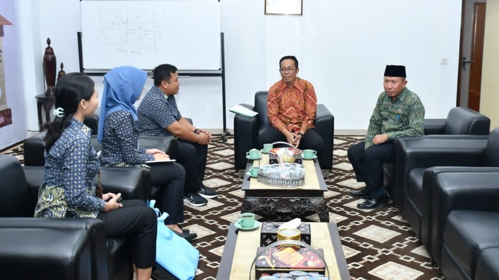 Kepala cabang BPJS Kesehatan Lombok Timur, Ngurah Catur Wiguna kunjungi PJ Bupati Lombok Timur, H.M Juaini Taofik, Selasa (20/2/2024)