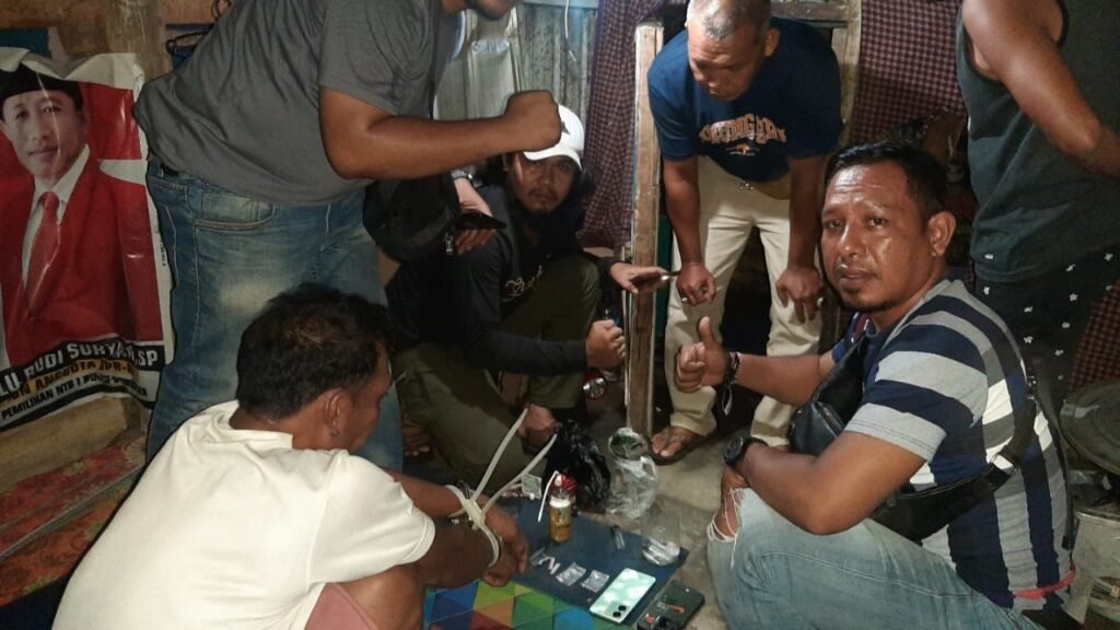 Polisi temukan sabu saat menggeledah rumah pencuri uang pedagang di Kecamatan Utan Kabupaten Sumbawa, Kamis (1/2/2024).
