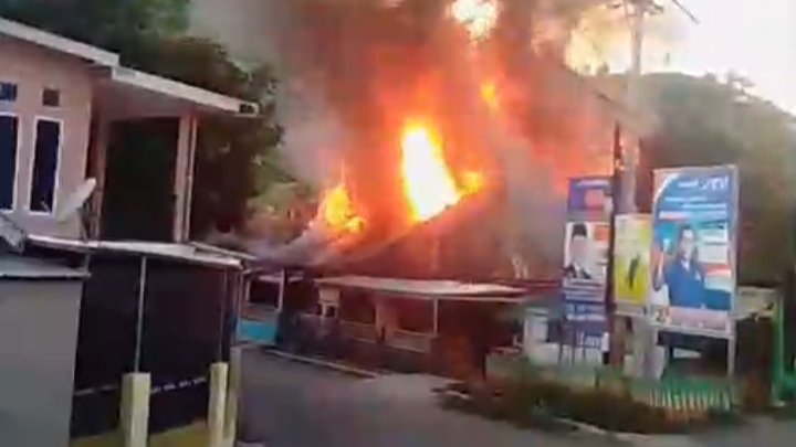 Kobaran api melalap empat rumah di Lingkungan Rabantala, Kelurahan Matakando, Kecamatan Mpunda, Kota Bima terbakar, Jumat (2/2/2024).
