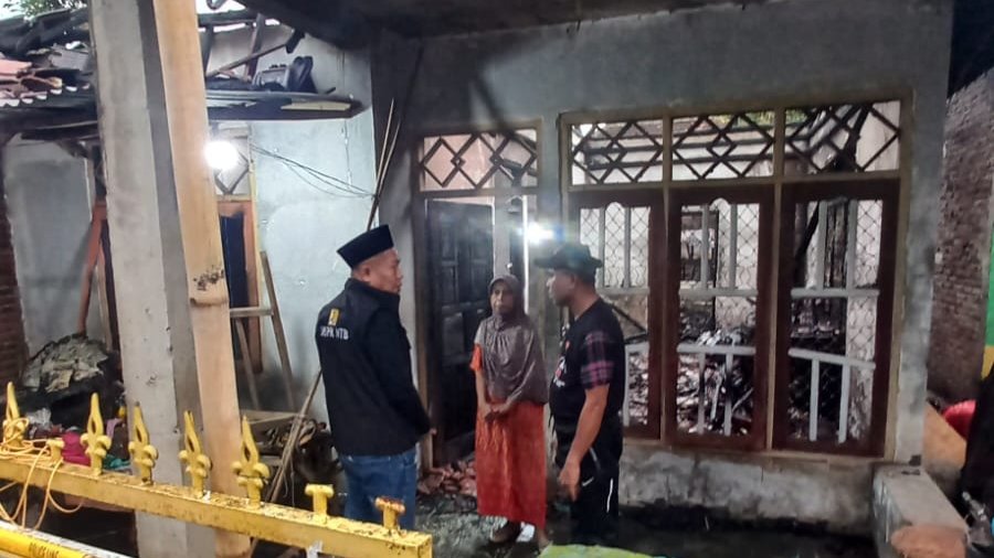 Pj Wali Kota Bima H Mohammad Rum kunjungi warga terdampak kebakaran rumah di Kelurahan Matakando Kecamatan Mpunda, Sabtu pagi (3/2/2024).