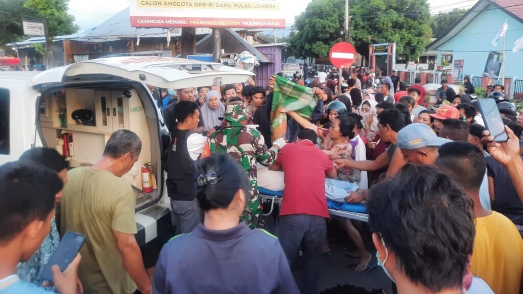 Korban kecelakaan maut di Tanjung Lombok Utara dievakuasi, Jumat sore (2/2/2024).