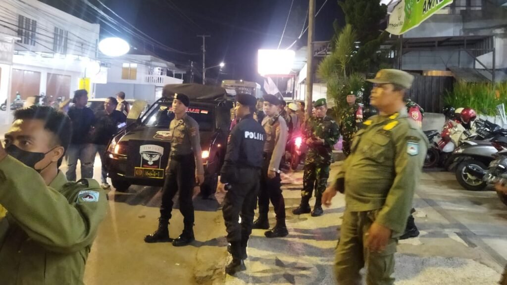 Anggota gabungan Polri, TNI dan Pemkot Mataram kembali mengamankan 25 orang yang terindikasi melakukan aksi premanisme dengan cara pungutan liar di sejumlah lokasi keramaian, Sabtu malam (3/2/2024)
