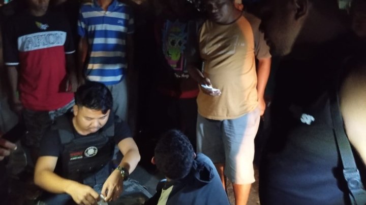 Seorang pengedar sabu inisial AH, 20 tahun warga Desa Mumbu Kecamatan Woja Kabupaten Dompu ditangkap polisi, Minggu malam (4/2/2024)
